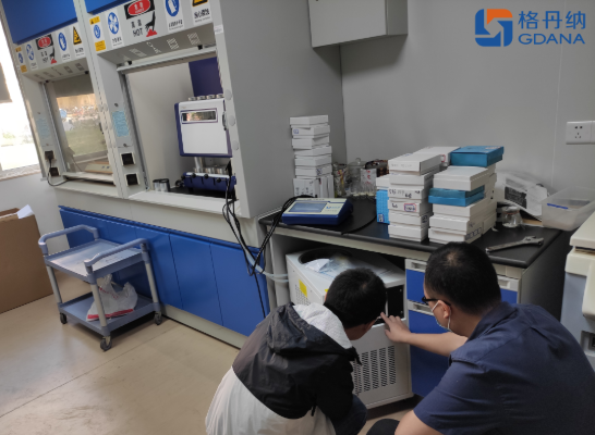 我司工程師和實驗室工作人員培訓(xùn)操作