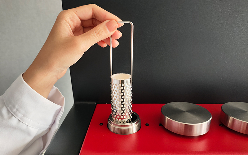 放入FT-640全自動索氏提取儀的萃取室 放入FT-640全自動索氏提取儀的萃取室